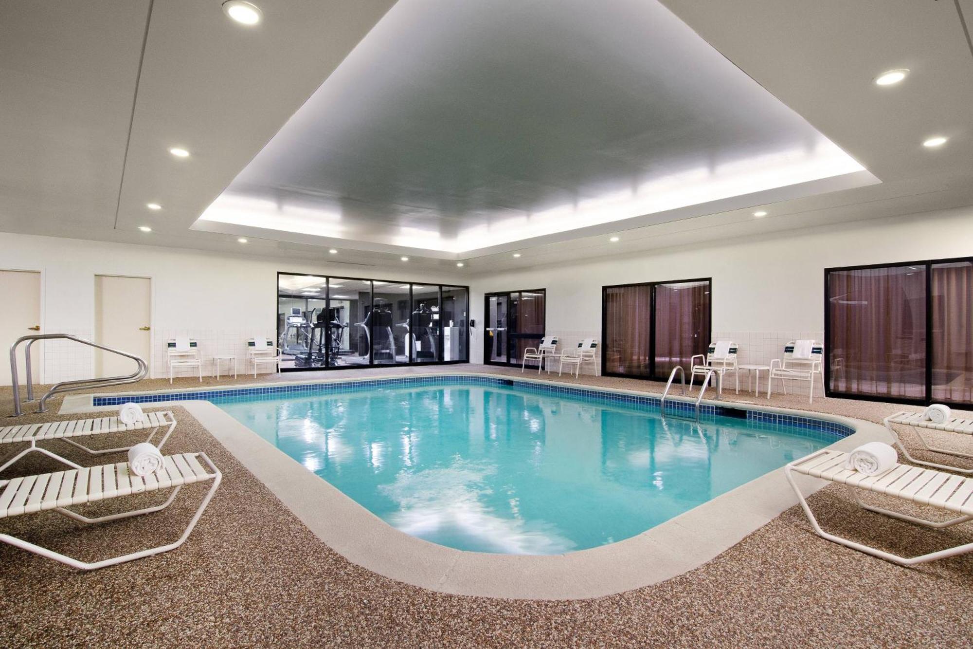 Courtyard St. Louis Airport/earth Hotel Bridgeton