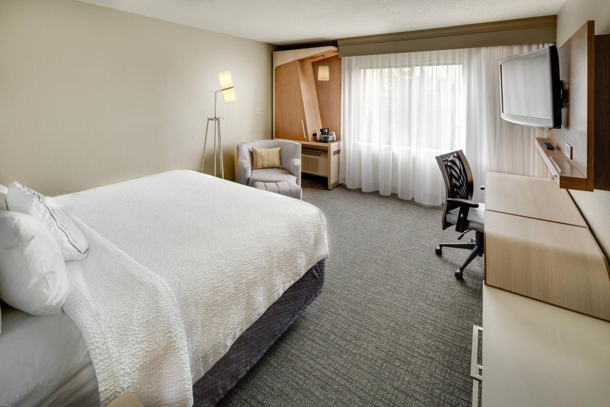 Courtyard St. Louis Airport/earth Hotel 3*