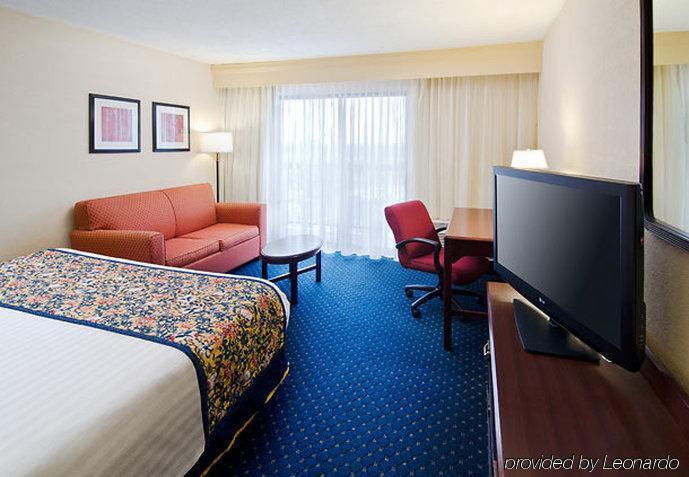 Courtyard St. Louis Airport/earth Hotel